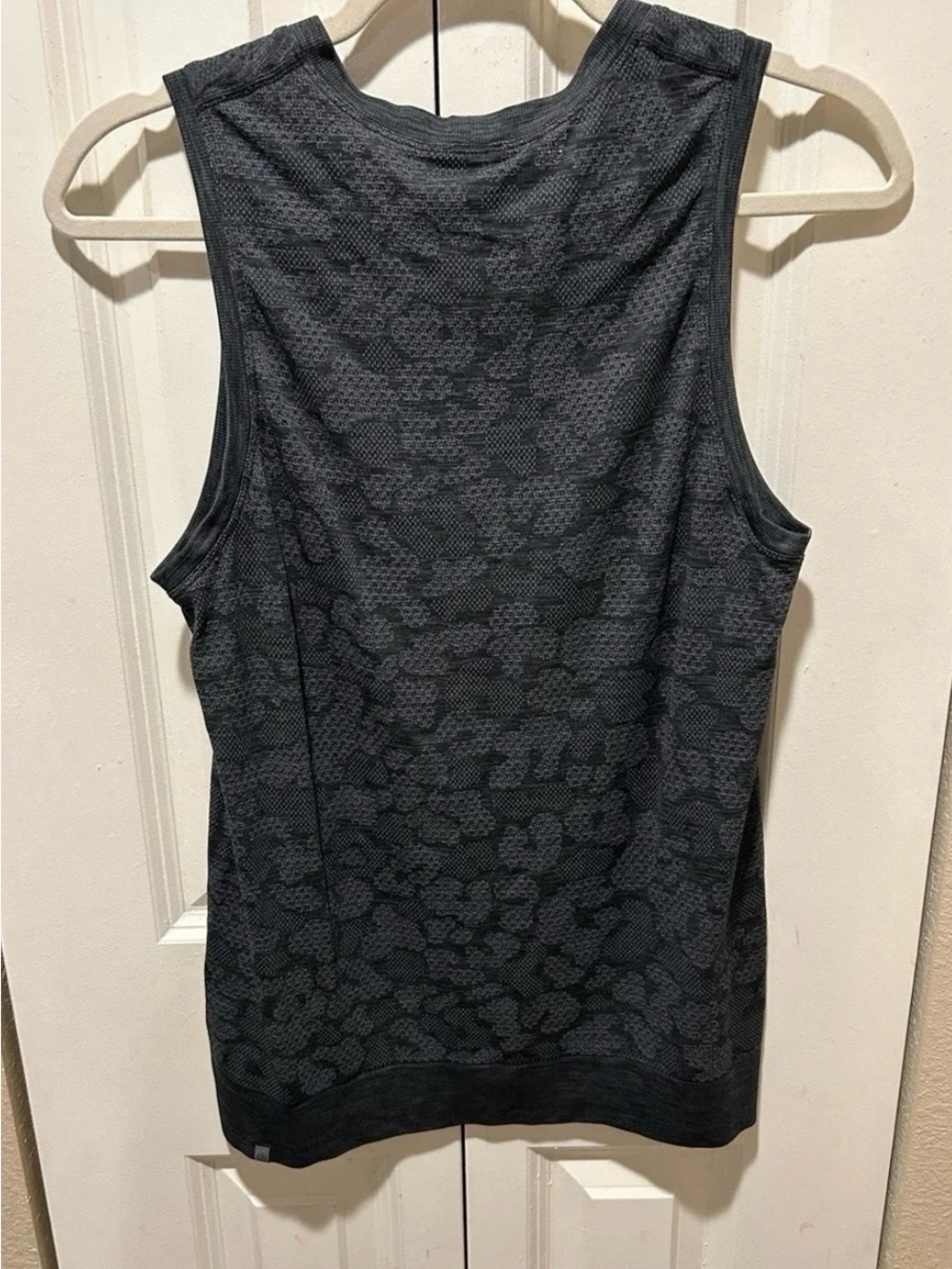 Lululemon Breeze by muscle tank size 8 - Picture 4 of 9